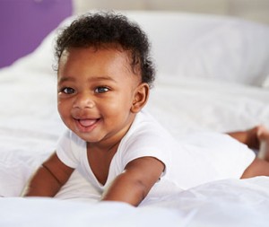 Newborn Care Milestones - Infant Care Milestones - Growing Little Minds Objetivos de desarrollo del recién nacido – Objetivos de desarrollo en el cuidado de bebés – Cerebritos en desarrollo
